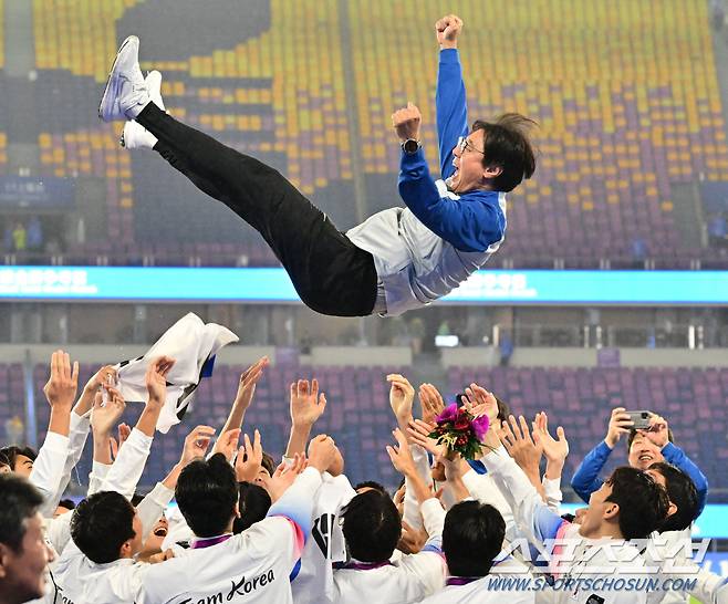 7일 중국 항저우 황룽스포츠센터스타디움에서 대한민국 축구대표팀과 일본의 항저우아시안게임 남자축구 결승전이 열렸다. 축구대표팀이 일본에 2-1 승리하며 금메달을 차지했다. 시상식을 마치고 우승 축하 헹가래를 받고 있는 황선홍 감독. 항저우(중국)=송정헌 기자songs@sportschosun.com/2023.10.07/