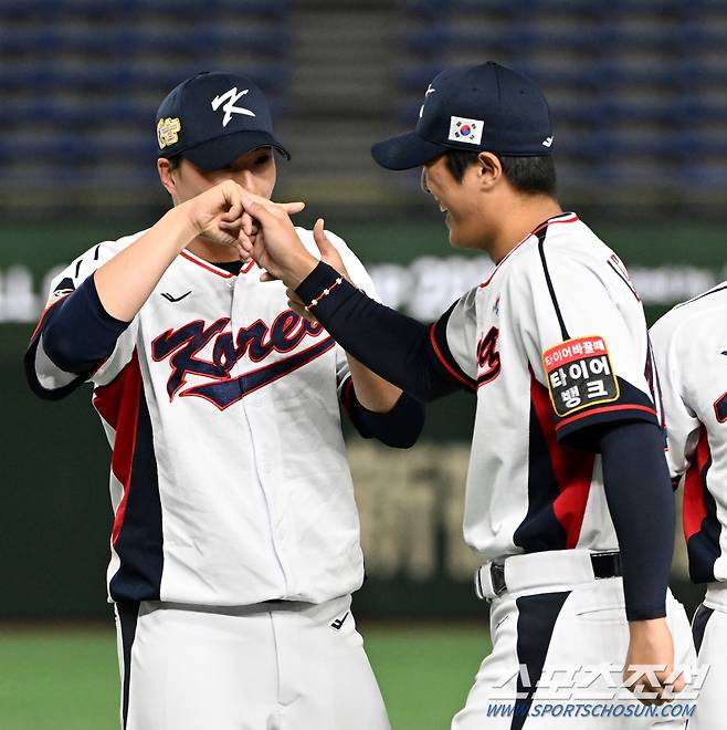 18일 일본 도쿄돔에서 열린 2023 아시아 프로야구 챔피언십(APBC) 한국과 대만의 경기. 정해영과 이의리가 하이파이브를 하고 있다. 도쿄(일본)=박재만 기자pjm@sportschosun.com/2023.11.18/