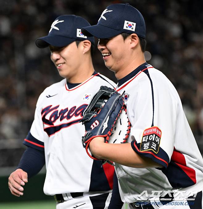 18일 일본 도쿄돔에서 열린 2023 아시아 프로야구 챔피언십(APBC) 한국과 대만의 경기. 3회 이닝을 마친 뒤 원태인을 찾은 노시환이 미소 짓고 있다. 도쿄(일본)=박재만 기자pjm@sportschosun.com/2023.11.18/