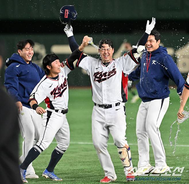 16일 일본 도쿄돔에서 열린 2023 아시아 프로야구 챔피언십(APBC) 한국과 호주의 경기. 연장 10회말 승부 치기 노시환이 끝내기 안타를 날린 뒤 환호하고 있다. 도쿄(일본)=박재만 기자pjm@sportschosun.com/2023.11.16/