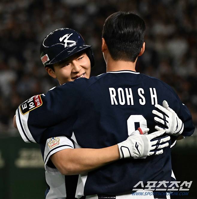 17일 일본 도쿄돔에서 열린 2023 아시아 프로야구 챔피언십(APBC) 한국과 일본의 경기. 9회초 2사 대타 김휘집이 솔로포를 날린 뒤 환호하고 있다. 도쿄(일본)=박재만 기자pjm@sportschosun.com/2023.11.17/