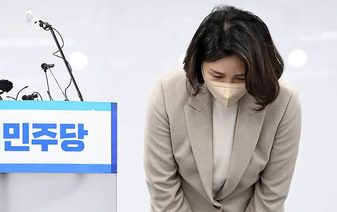 2022년 2월 9일 이재명 더불어민주당 대선 후보의 배우자 김혜경씨가  과잉의전 논란 관련 기자회견에서 고개 숙여 사과하고 있다. 행정안전부는 지자체 단체장의 배우자를 공무원이 수행하거나 의전 지원하는 것을 금지하고 있다. 전담 인력을 배치해도 안 된다. /뉴스1