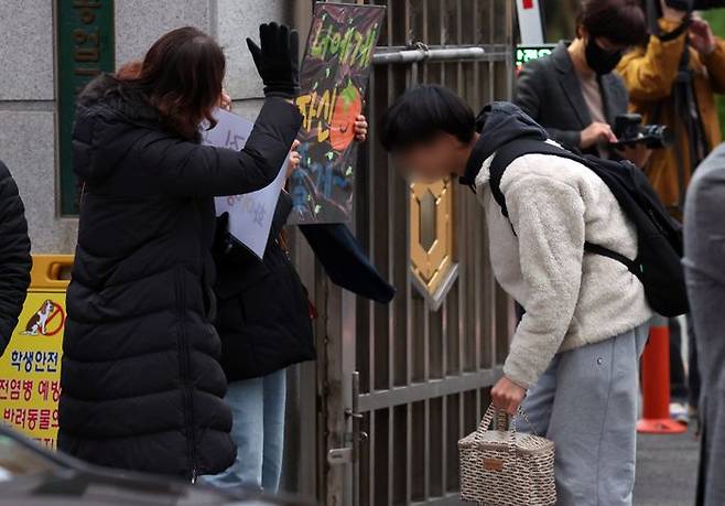 2024학년도 대학수학능력시험일인 16일 부산 부산진구 경남공고 앞에서 교사들이 고사장으로 향하는 수험생들을 응원하고 있다.ⓒ뉴시스