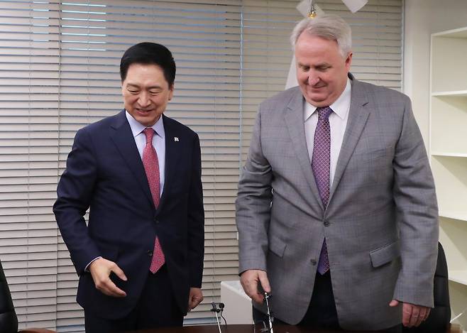 김기현 국민의힘 대표와 인요한 혁신위원장이 17일 서울 여의도 당사에서 면담을 위해 입장하고 있다. 뉴스1