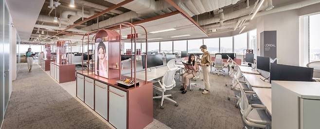 로레알코리아의 개인 업무 공간의 모습. 책상 사이 간격이 이전보다 훨씬 넓어졌다. 업무공간이 쾌적해야 일에 몰입할 수 있고 생산성도 높아진다고 봤기 때문이다. 뷰티 회사로서의 정체성을 보여주는 화장품 전시 공간도 마련돼있다. 로레알코리아&nbsp;