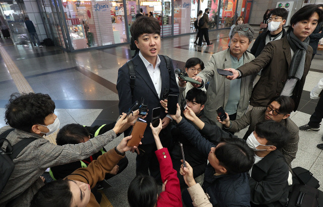 이준석 전 국민의힘 대표가 지난 9일 동대구역에서 취재진의 질문에 답하고 있다. 연합뉴스