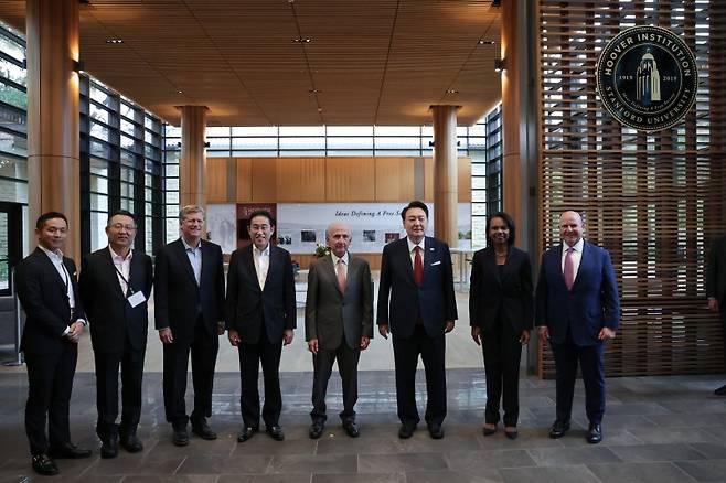 아시아태평양경제협력체(APEC) 정상회의 참석차 미국을 방문 중인 윤석열 대통령과 기시다 후미오 일본 총리가 17일(현지시간) 미국 캘리포니아주 스탠퍼드대 후버연구소에서 한일 정상 좌담회를 마치고 함께 기념촬영을 하고 있다.  [공동취재] 연합뉴스