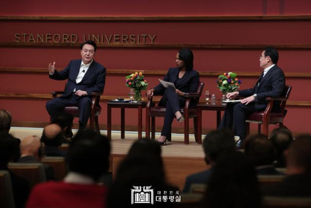 아시아태평양경제협력체(APEC) 정상회의 참석을 위해 미국을 방문 중인 윤석열 대통령과 기시다 후미오 일본 총리가 17일(현지시간) 미국 캘리포니아주 스탠퍼드대 후버연구소에서 한일 정상 좌담회를 하고 있다. 뉴스1