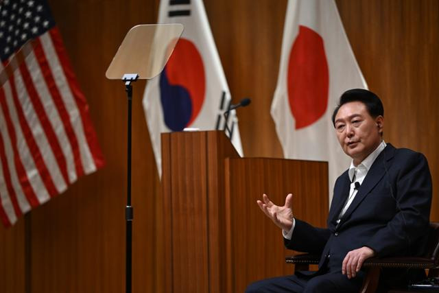 아시아태평양경제협력체(APEC) 정상회의 참석차 미국을 방문 중인 윤석열 대통령이 17일(현지시간) 캘리포니아주 스탠퍼드대학교 후버연구소에서 열린 한일 정상 좌담회에서 사회자와의 대담을 하고 있다. 샌프란시스코=뉴시스