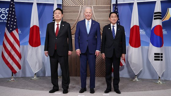 윤석열 대통령(왼쪽부터)과 조 바이든 미국 대통령, 기시다 후미오 일본 총리가 16일 오후(현지시간) 미국 샌프란시스코에서 아시아·태평양경제협력체(APEC) 정상회의 주간에 열린 한미일 정상 회동에서 기념 촬영하고 있다. 김현동 기자