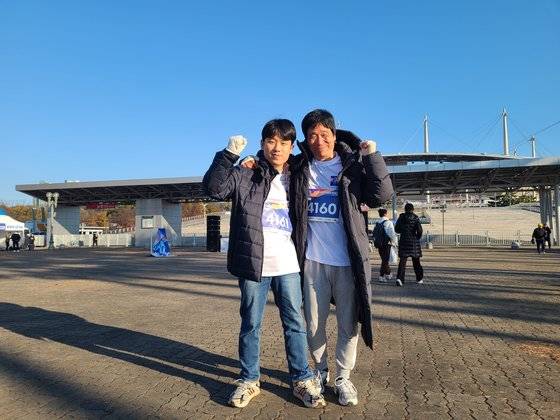 서울 강북구에서 온 조범찬(53)·조재혁(19) 부자(父子). 자폐성 장애를 가진 재혁씨는 “어렸을 때부터 아버지와 운동을 많이 했는데, 오늘 달리기도 같이 할 수 있어 기분이 좋다”고 말했다. 김민정 기자