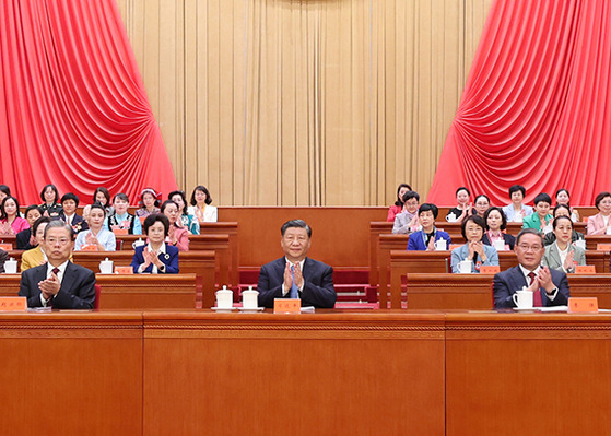 지난달 23일 베이징 인민대회당에서 개막한 제13차 전국부녀자연합회 전국대표자대회 개막식에 시진핑 중국 국가주석(가운데) 등 최고 지도부가 참석했다. [신화=연합뉴스]