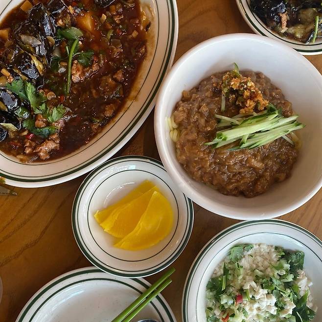 돼지고기 대신 대체육을 사용해 만든 비건 짜장면. 사진 안선희 작가 @daily_yum_seoul 제공