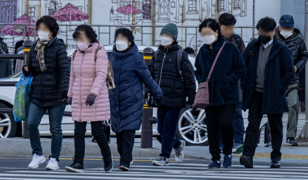 추운 날씨로 아침기온이 영하권까지 떨어진 21일 연제구 한 교차로 앞 시민들이 추위에 떨며 출근하고 있다. / 이원준 기자windstorm@