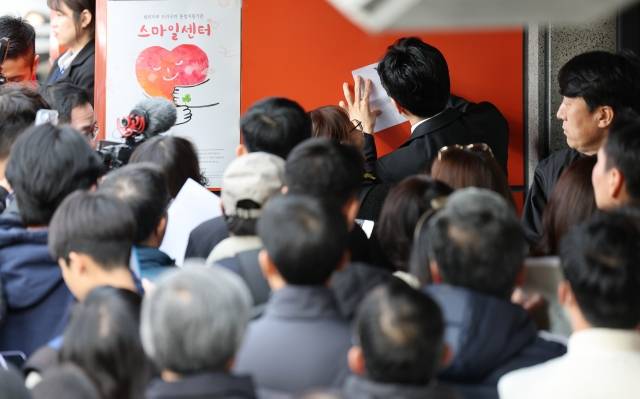 한동훈 법무부 장관이 17일 대구 수성구 스마일센터를 방문해 시민들에게 사인을 해주고 있다. 뉴시스