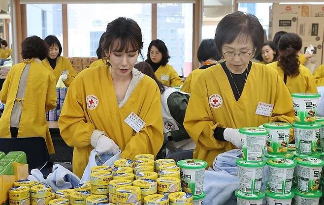 15일 서울 중구 대한적십자사 서울사무소에서 열린 연말 이웃 돕기 적십자 '2023 사랑의 선물' 제작 행사에서 한동훈 법무부 장관의 부인 진은정 변호사 등 국무위원 부인들이 선물을 포장하고 있다. 2023.11.15 / 사진 = 연합뉴스