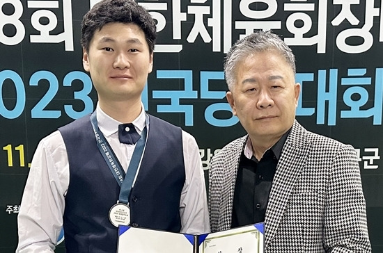 스누커 준우승을 차지한  박용준(전남당구연맹)이 시상자인 충남당구연맹 김영택 회장과 기념촬영하고 있다. (사진=대한당구연맹)