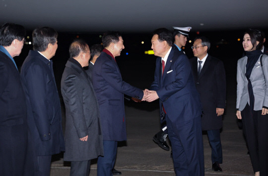 아시아태평양경제협력체(APEC) 정상회의 일정을 마친 윤석열 대통령과 김건희 여사가 18일 성남 서울공항에 공군 1호기 편으로 귀국, 마중 나온 김기현 대표와 인사하고 있다. 연합뉴스