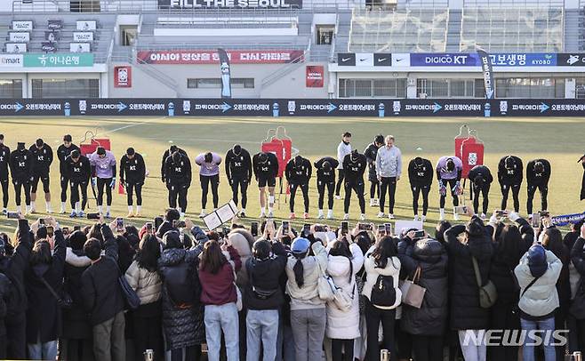 [서울=뉴시스] 김근수 기자 = 대한민국 축구국가대표팀 감독 위르겐 클린스만과 선수들이 18일 오후 서울 양천구 목동종합운동장에서 열린 팬 오픈트레이닝에서 팬들에게 인사하고 있다. 2023.11.18. ks@newsis.com