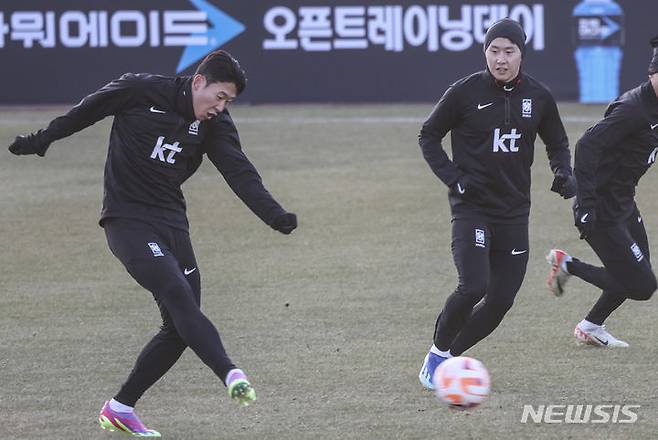 [서울=뉴시스] 김근수 기자 = 대한민국 축구국가대표팀 손흥민과 이강인이 18일 오후 서울 양천구 목동종합운동장에서 열린 팬 오픈트레이닝에서 훈련을 하고 있다. 2023.11.18. ks@newsis.com