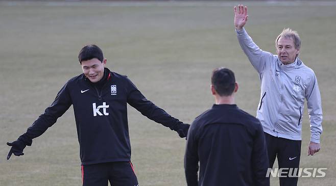 [서울=뉴시스] 김근수 기자 = 대한민국 축구국가대표팀 위르겐 클린스만 감독이 18일 오후 서울 양천구 목동종합운동장에서 열린 팬 오픈트레이닝에서 수비훈련을 지켜보고 있다. 2023.11.18. ks@newsis.com