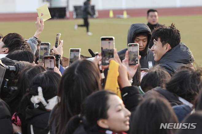 [서울=뉴시스] 김근수 기자 = 대한민국 축구국가대표팀 손흥민이 18일 오후 서울 양천구 목동종합운동장에서 열린 팬 오픈트레이닝에서 팬들에게 사인을 해주고 있다. 2023.11.18. ks@newsis.com