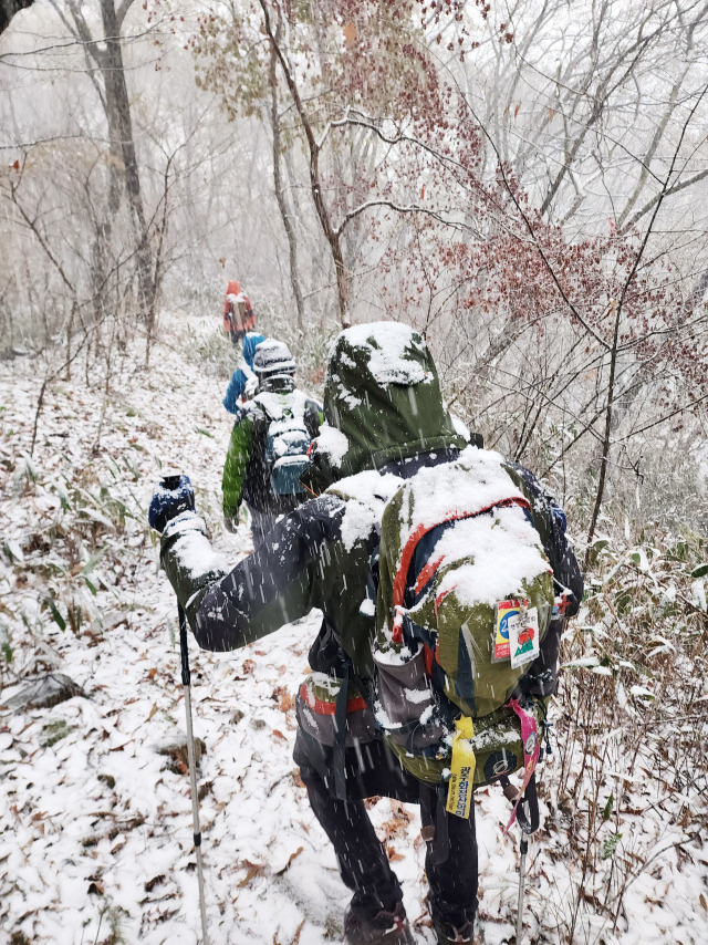 ▲17일 오후 광주 무등산 장불재에서 전남 화순군으로 향하는 등산로에서 시민들이 걷고 있다. 2023.11.17ⓒ연합뉴스