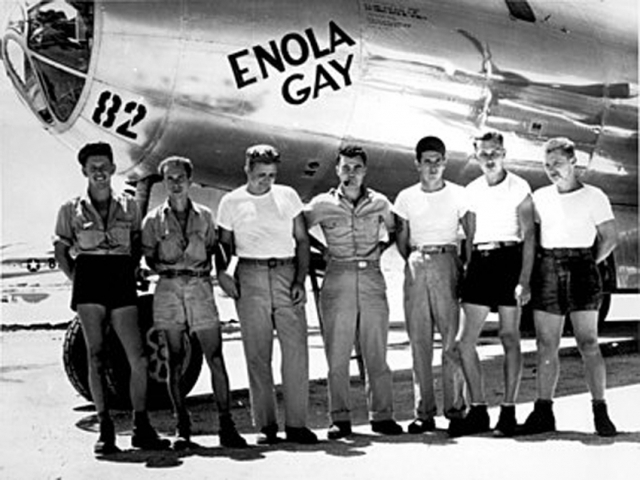 ▲ 히로시마에 원폭 ‘꼬마’를 떨어트린 B-29 ‘에놀라 게이’ 탑승자들. 이들은 히로시마 원폭의 폭발 현장을 보고 큰 충격을 받았다. ⓒ위키미디어