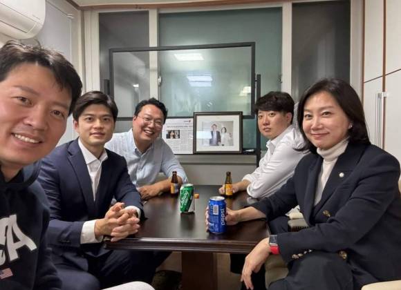 국민의힘 이준석 전 대표가 지난 11일 ‘천아용인’과 회동하고 있다. 이 전 대표와 허은아 의원, 김용태 전 청년 최고위원, 천하람 순천갑 당협위원장, 이기인 경기도의원은 11일 저녁 허 의원의 지역 사무실에 모여 창당 관련 ‘작전회의’를 한 것으로 알려졌다. 2023.11.12 사진 김용태 전 청년최고위원 페이스북. 연합뉴스