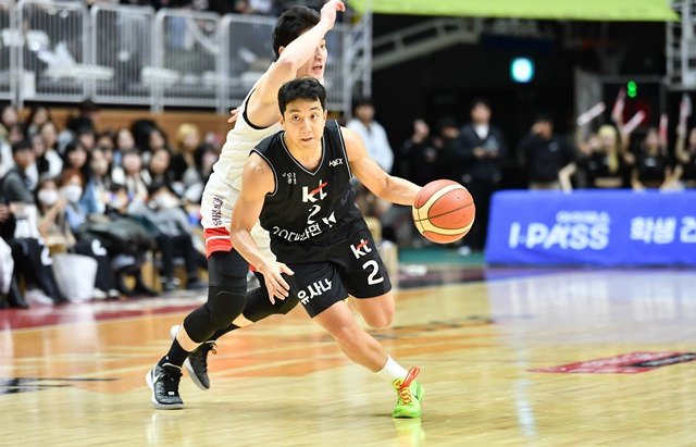 경기에 집중하는 허훈(오른쪽). /사진=KBL 제공