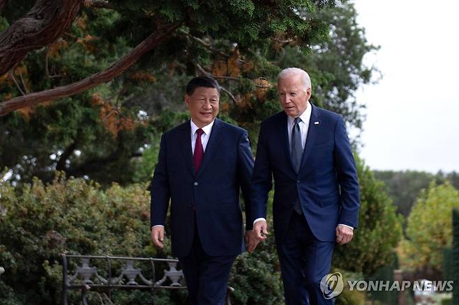 회담 후 나란히 산책하는 미중 정상 (우드사이드 AFP=연합뉴스) 조 바이든 미국 대통령(오른쪽)과 시진핑 중국 국가주석이 15일(현지시간) 미국 캘리포니아주 샌프란시스코 인근 우드사이드에서 회담한 뒤 나란히 산책하고 있다. 이날 두 정상은 아시아태평양경제협력체(APEC) 정상회의를 계기로 약 1년 만에 대좌했다. 2023.11.16 ddy04002@yna.co.kr