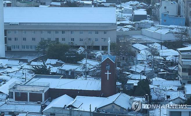 지붕 위에 쌓인 눈 (대구=연합뉴스) 황수빈 기자 = 18일 오전 대구 북구 주택가 지붕 위에 눈이 쌓여 있다. 이날 대구기상청에 따르면 올가을 끝자락에 첫눈이 내렸다. 2023.11.18 hsb@yna.co.kr