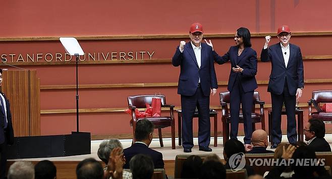 선물 받은 야구모자 쓴 한일 정상 (팰로앨토=연합뉴스) 임헌정 기자 = 아시아태평양경제협력체(APEC) 정상회의 참석차 미국을 방문 중인 윤석열 대통령과 기시다 후미오 일본 총리가 17일(현지시간) 미국 캘리포니아주 스탠퍼드대 후버연구소에서 열린 한일 정상 좌담회에서 콘돌리자 라이스 후버연구소장으로부터 선물받은 야구 모자를 쓰고 있다. 2023.11.18 kane@yna.co.kr