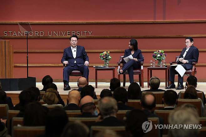 윤석열 대통령, 스탠퍼드대 한일 정상 좌담회 (팰로앨토=연합뉴스) 임헌정 기자 = 아시아태평양경제협력체(APEC) 정상회의 참석차 미국을 방문 중인 윤석열 대통령이 17일(현지시간) 미국 캘리포니아주 스탠퍼드대 후버연구소에서 열린 한일 정상 좌담회에서 사회자와 대담을 하고 있다. 왼쪽부터 윤 대통령, 콘돌리자 라이스 후버연구소장, 기시다 후미오 일본 총리. 2023.11.18 kane@yna.co.kr