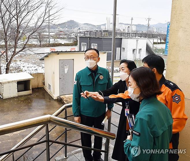 요양병원 화재안전 점검하는 이한경 본부장 (서울=연합뉴스) 이한경 행정안전부 재난안전관리본부장이 18일 오전 전북 정읍시에 위치한 한서요양병원 방문해 화재안전 및 대피계획을 점검하고 있다.  2023.11.18  [행정안전부 제공. 재판매 및 DB금지] photo@yna.co.kr