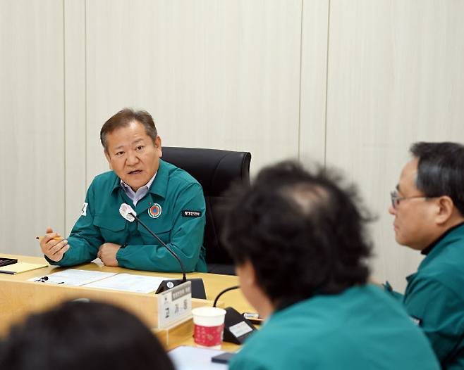 이상민 행정안전부 장관이 19일 오전 대전 국가정보자원관리원을 방문해 지방행정전산서비스 장애대응 상황 등을 청취하고 있다. 사진=행정안전부.