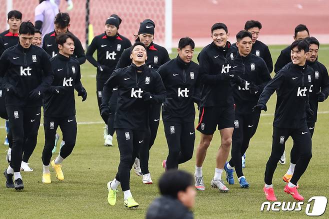 대한민국 축구대표팀이 15일 서울 양천구 목동운동장에서 2026 북중미 월드컵 아시아지역 2차 예선 C조 조별리그 1차전 싱가포르와의 경기를 앞두고 훈련하고 있다. 16일 오후 8시 서울월드컵경기장에서 열리는 싱가포르전은 미국, 멕시코, 캐나다가 공동 개최하는 2026 북중미 월드컵을 향한 첫 걸음이다. 한국은 2차 예선 C조에서 싱가포르, 중국, 태국과 겨뤄 상위 2개 팀이 3차 예선에 진출한다. 2023.11.15/뉴스1 ⓒ News1 유승관 기자