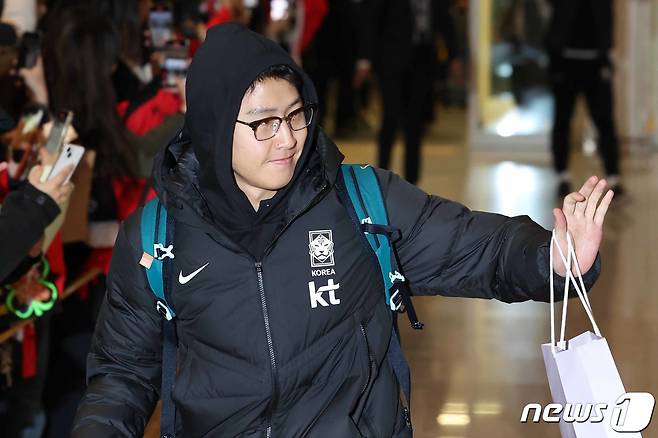 대한민국 축구 국가대표팀 이강인이 19일 오전 2026 FIFA 북중미 월드컵 아시아 지역 2차 예선 C조 조별리그 2차전 중국과의 경기를 치르기 위해 인천국제공항을 통해 출국하고 있다. 2023.11.19/뉴스1 ⓒ News1 민경석 기자