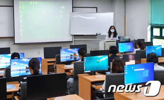 경기도 안성시 삼죽면 하나원에서 북한 이탈주민들이 IT 교육을 받고 있다. /뉴스1 ⓒ News1 사진공동취재단