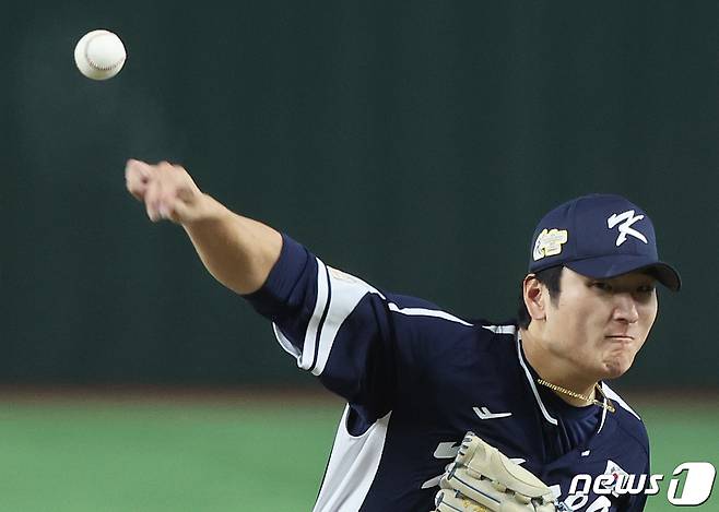 19일 오후 일본 도쿄돔에서 열린 '2023 아시아프로야구챔피언십(APBC)' 결승전 대한민국과 일본의 경기에서 대한민국 선발 곽빈이 역투하고 있다. 2023.11.19/뉴스1 ⓒ News1 이재명 기자