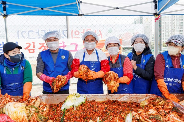 박강수(좌측 3번째) 마포구청장 바르게살기운동협의회와 김장김치 나누기 행사 참석 모습(사진=마포구청)