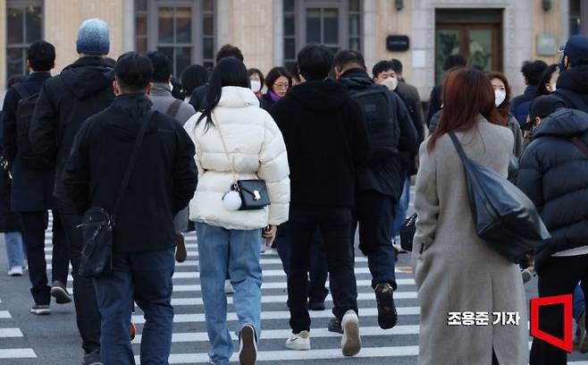 영하권으로 기온이 떨어진 지난 17일 서울 종로 광화문네거리에 출근길 직장인들이 두툼한 옷으로 무장한 채 길을 걷고 있다. 사진=조용준 기자 jun21@