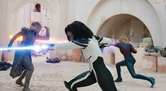 알라드나 행성에서 다르-벤과 맞서 싸우는 모니카 램보와 캡틴마블./디즈니플러스 제공