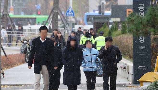 찬바람에 영하권 추위를 보이는 지난 17일 서울 종로구 광화문광장에 눈이 내리고 있다. /연합뉴스