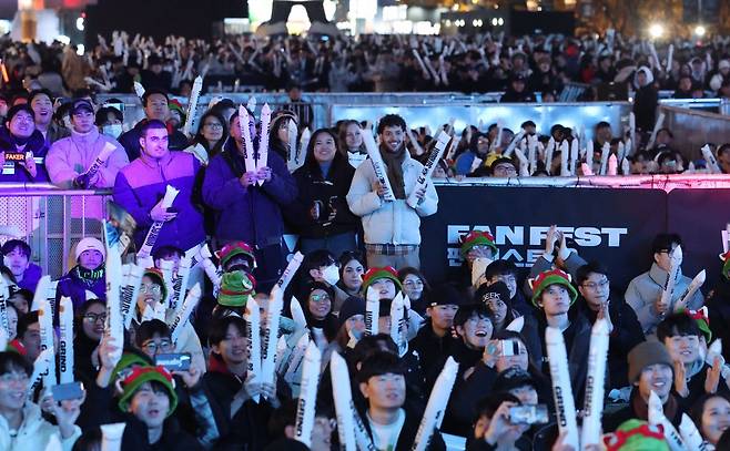19일 오후 서울 종로구 광화문광장에서 리그 오브 레전드(LoL) 월드 챔피언십(롤드컵) 결승 거리응원이 펼쳐지고 있다. 뉴시스