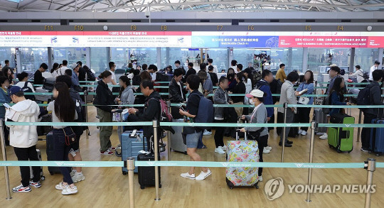 지난 9월 26일 오전 인천국제공항 제1터미널에서 이용객들이 출국 수속을 기다리고 있다. 연합뉴스