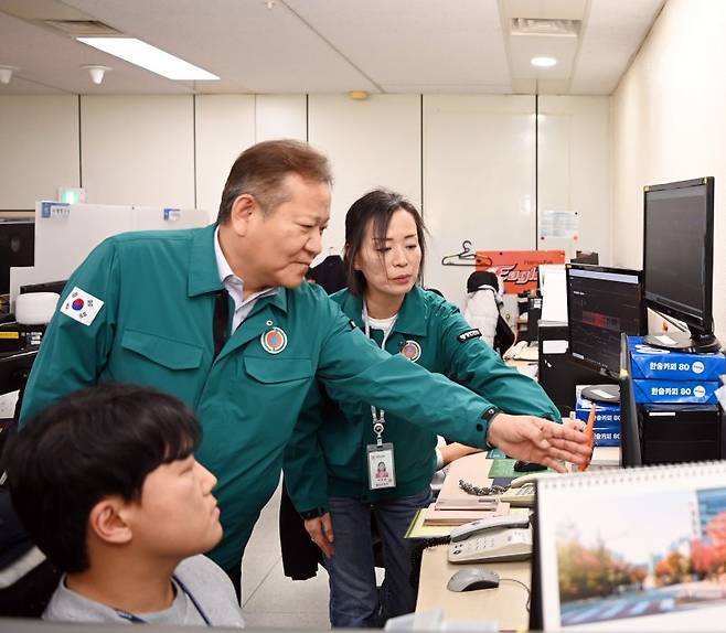 이상민 행정안전부 장관이 19일 오전 대전 국가정보자원관리원을 방문해 정부 행정 전산망 오류 사태 복구 상황을 점검하고 있다. 사진=행정안전부 제공