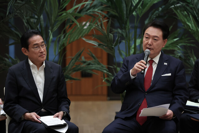 아시아태평양경제협력체(APEC) 정상회의 참석차 미국을 방문 중인 윤석열 대통령이 17일(현지시각) 미국 캘리포니아주 스탠퍼드대 후버연구소에서 열린 한일 스타트업 간담회에서 발언하고 있다. 왼쪽은 기시다 후미오 일본 총리. 연합뉴스