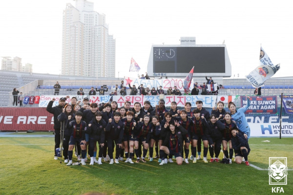 여자축구 수원FC 위민 선수들이 19일 수원종합운동장에서 열린 2023 WK리그 챔피언결정전 1차전에서 인천 현대제철을 3-1로 꺾고 기선을 제압한 뒤 기념 사진을 촬영하고 있다. 사진=대한축구협회