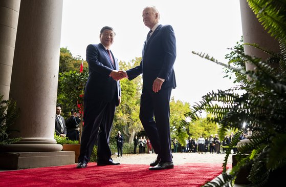 조 바이든 미국 대통령과 시진핑 중국 국가주석이 15일(현지시간) 미국 캘리포니아주 우드사이드에 있는 '파일롤리 에스테이트'에서 정상회담에 앞서 악수를 나누고 있다. AP=연합뉴스